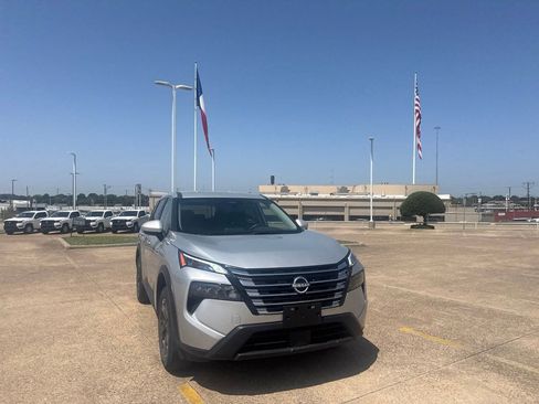 Certified 2025 Nissan Rogue SV FWD image 3