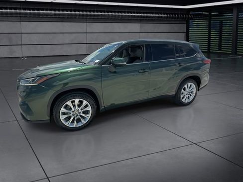 Used 2023 Toyota Highlander Limited image 4