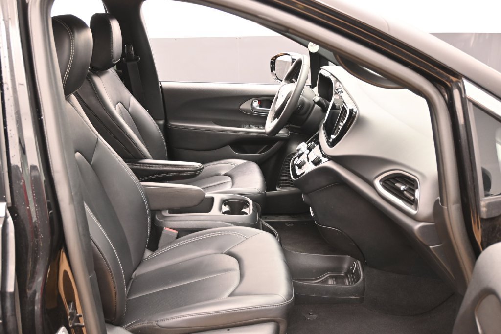 Used 2025 Chrysler Pacifica Select FWD image 39