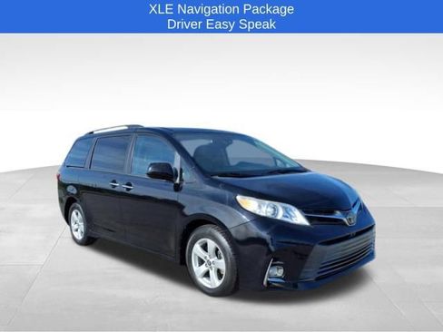 Used 2018 Toyota Sienna XLE w/ XLE Navigation Package image 2