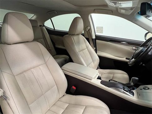 Used 2016 Lexus ES 350 w/ Luxury Package w/Wood Trim image 11