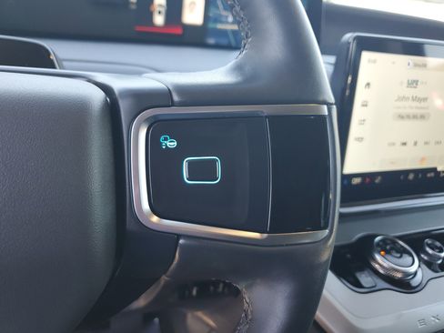 Used 2025 Ford Expedition Active image 29