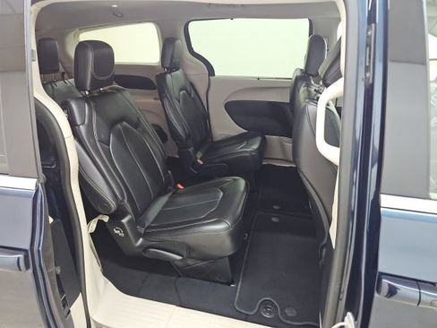 Used 2023 Chrysler Pacifica Touring-L FWD image 22