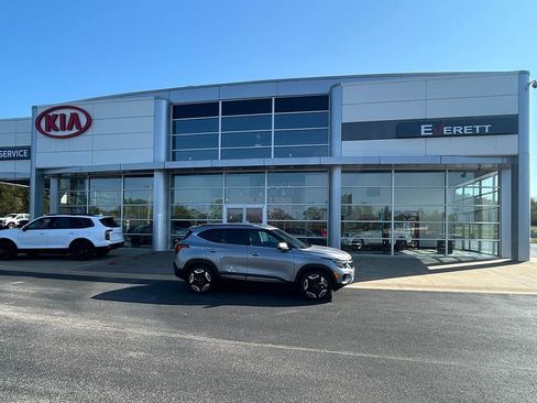 Used 2025 Hyundai Kona SEL FWD image 7
