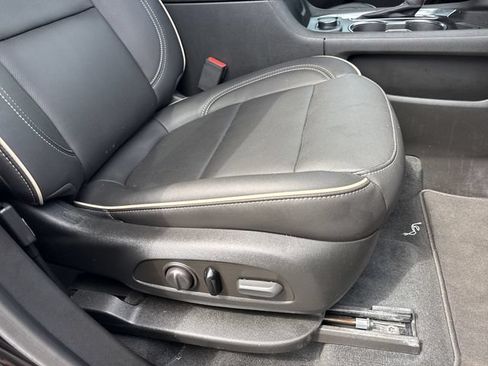 Used 2023 Chevrolet Traverse Premier FWD image 31