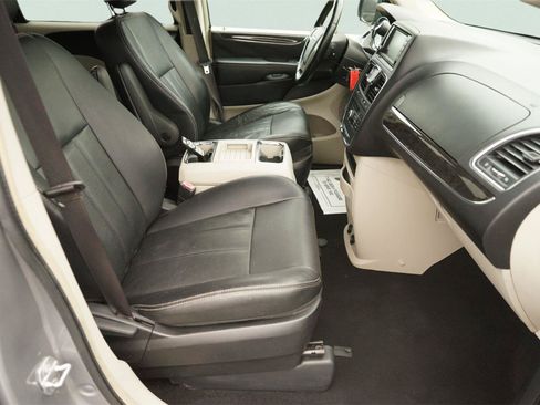 Used 2016 Chrysler Town & Country Touring FWD image 20