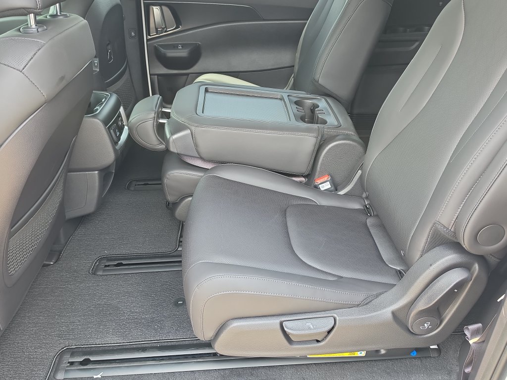 New 2026 Kia Carnival SX w/ SX Dark Edition Package FWD image 17