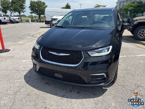 Used 2024 Chrysler Pacifica Touring-L FWD image 11