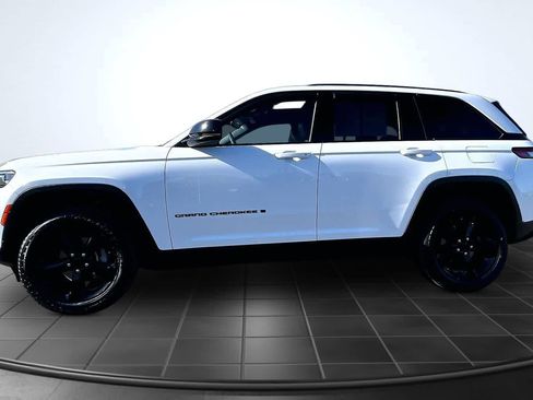 Used 2023 Jeep Grand Cherokee Altitude AWD/4WD image 3