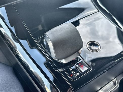 Used 2025 Land Rover Range Rover Sport SE image 27