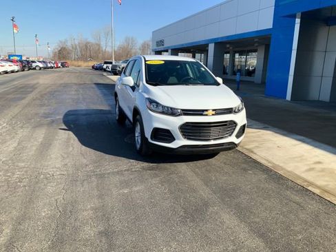 Used 2022 Chevrolet Trax LS w/ Tint and Cruise Package image 4