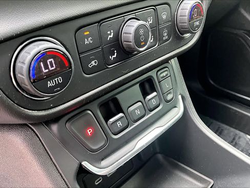 Used 2020 GMC Terrain SLE w/ Driver Convenience Package FWD image 16