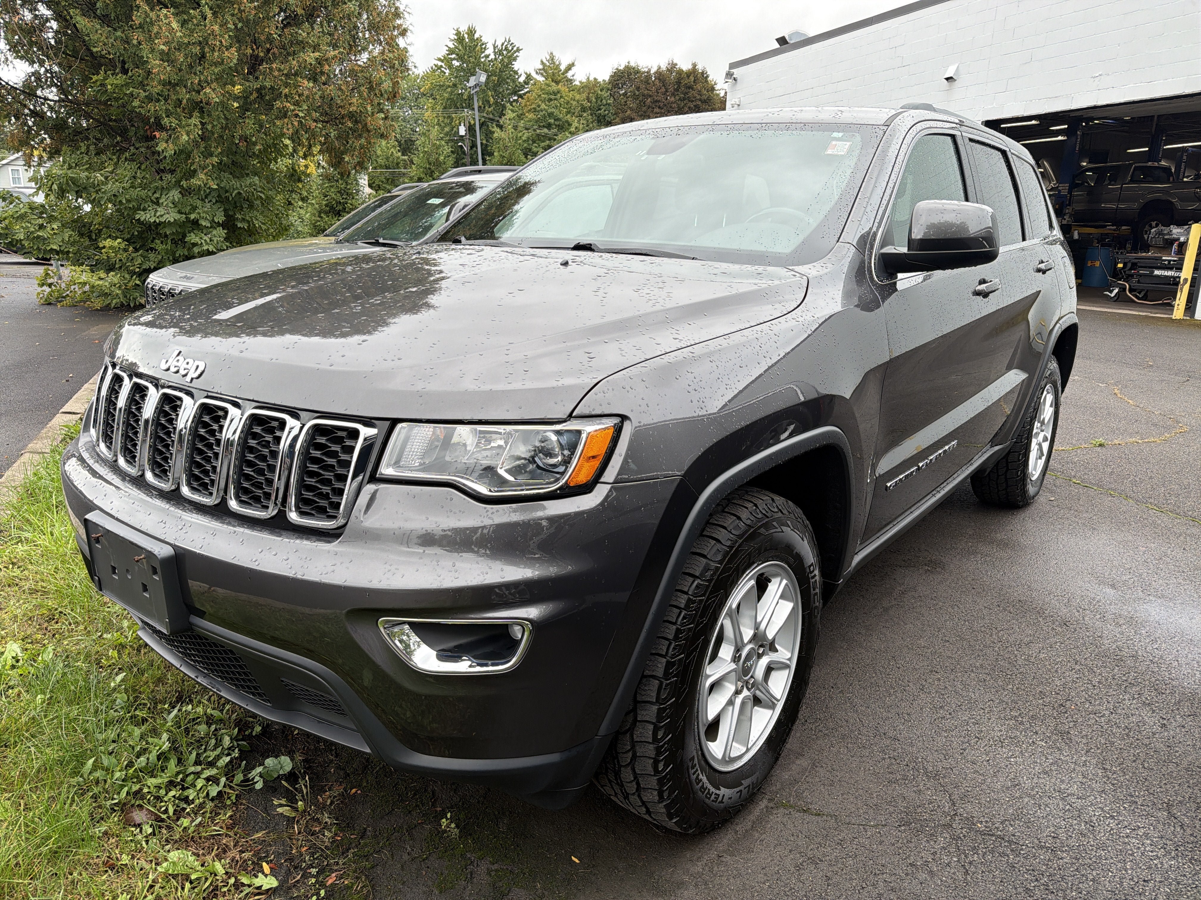 Used 2020 Jeep Grand Cherokee Laredo AWD/4WD image 4