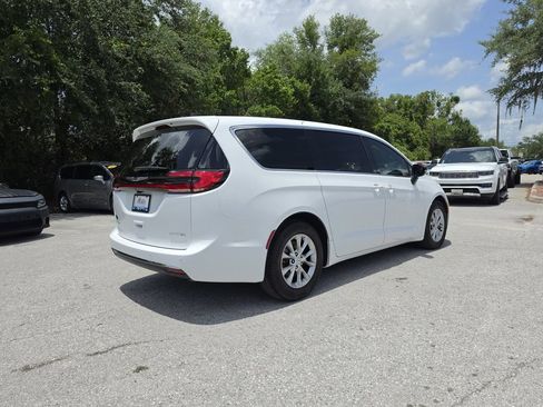 Certified 2026 Chrysler Pacifica Limited FWD image 4