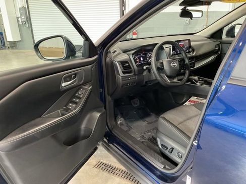 Used 2025 Nissan Rogue SV AWD/4WD image 9