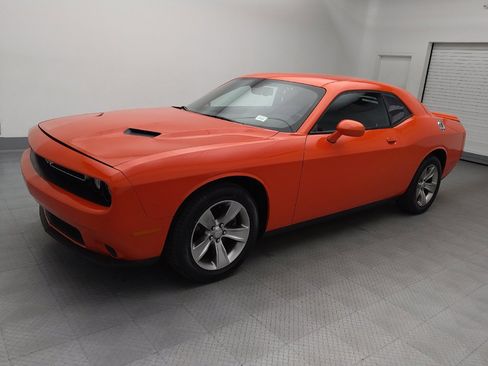 Used 2021 Dodge Challenger SXT w/ Driver Convenience Group RWD image 2