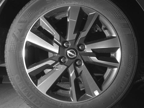 Used 2025 Nissan Versa SV FWD image 18