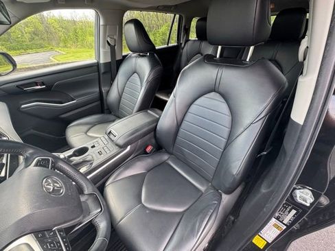 Used 2022 Toyota Highlander XLE image 11