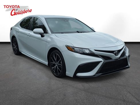 Used 2024 Toyota Camry SE w/ Convenience Package FWD image 3