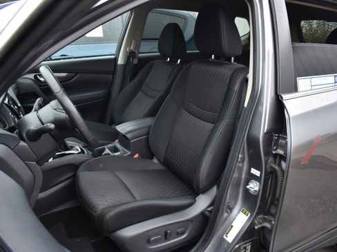 Used 2018 Nissan Rogue SV image 25