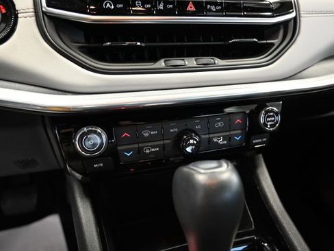 Used 2023 Jeep Compass Limited image 18