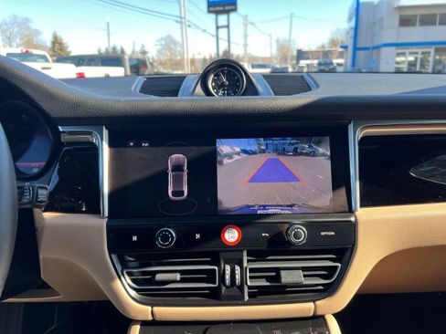 Used 2025 Porsche Macan image 31