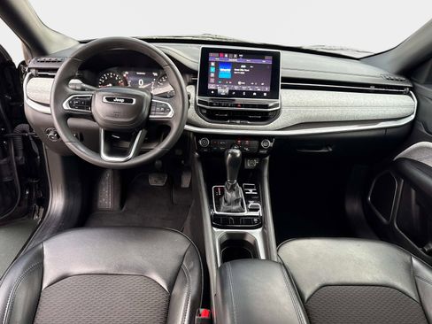 Used 2023 Jeep Compass Latitude image 17