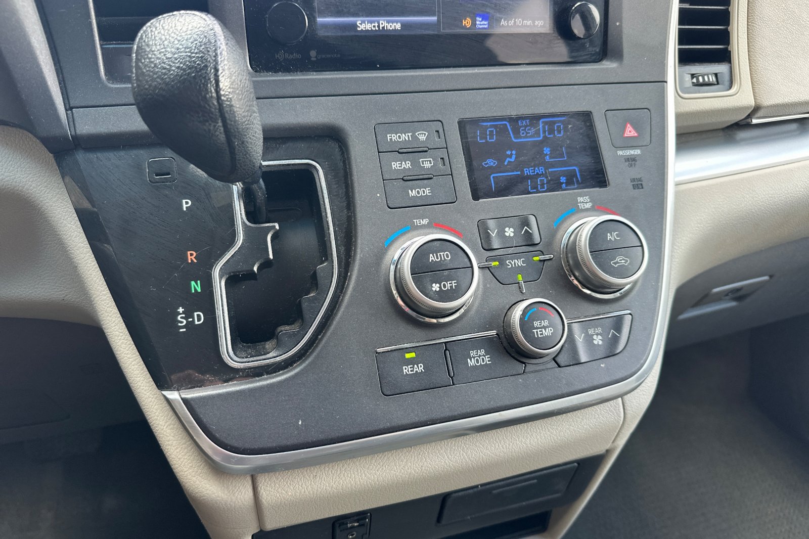 Used 2015 Toyota Sienna LE FWD image 29
