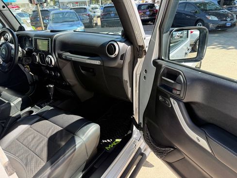 Used 2012 Jeep Wrangler Rubicon AWD/4WD image 16