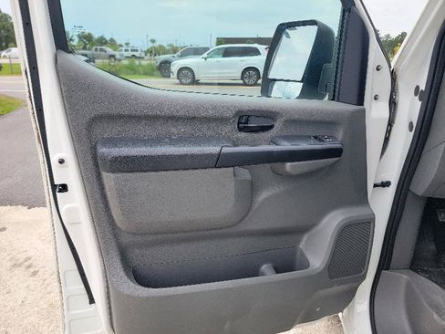 Used 2020 Nissan NV 2500 S RWD image 4