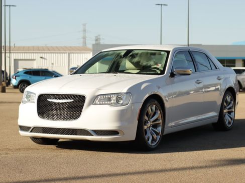 Used 2018 Chrysler 300 Touring w/ Chrome Appearance Package RWD image 3
