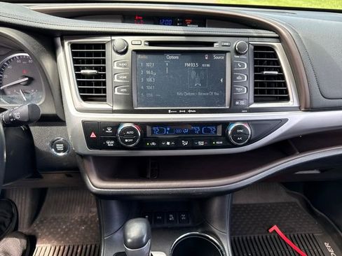 Used 2017 Toyota Highlander XLE AWD/4WD image 28