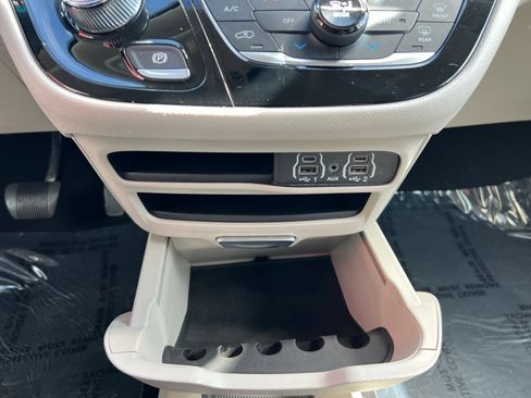 Used 2024 Chrysler Pacifica Touring-L FWD image 38