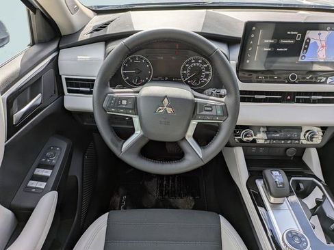 New 2026 Mitsubishi Outlander SE image 17