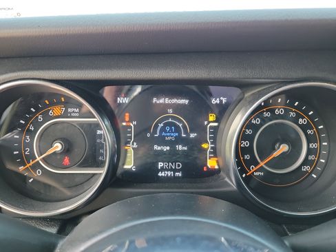 Used 2020 Jeep Wrangler Unlimited Sahara w/ Cold Weather Group AWD/4WD image 18