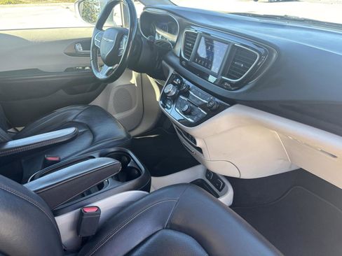 Used 2019 Chrysler Pacifica Touring-L image 13