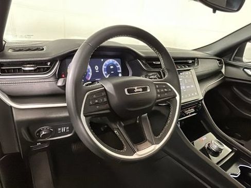 Used 2024 Jeep Grand Cherokee Laredo AWD/4WD image 13