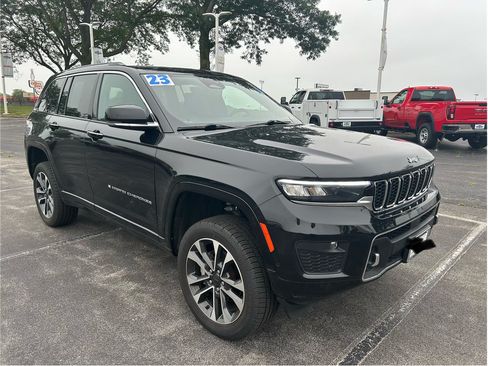 Used 2023 Jeep Grand Cherokee Overland w/ Luxury Tech Group IV AWD/4WD image 3