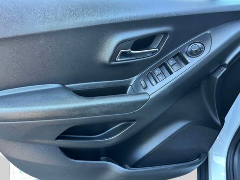 Used 2022 Chevrolet Trax LT w/ LT Convenience Package image 17