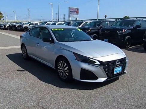 Used 2024 Nissan Altima 2.5 SV FWD image 2