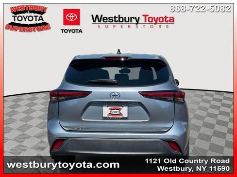 Used 2022 Toyota Highlander LE AWD/4WD image 7