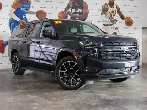 Used 2022 Chevrolet Suburban RST w/ Luxury Package image 2
