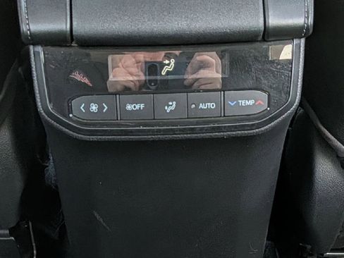 Used 2022 Toyota Highlander XLE AWD/4WD image 21