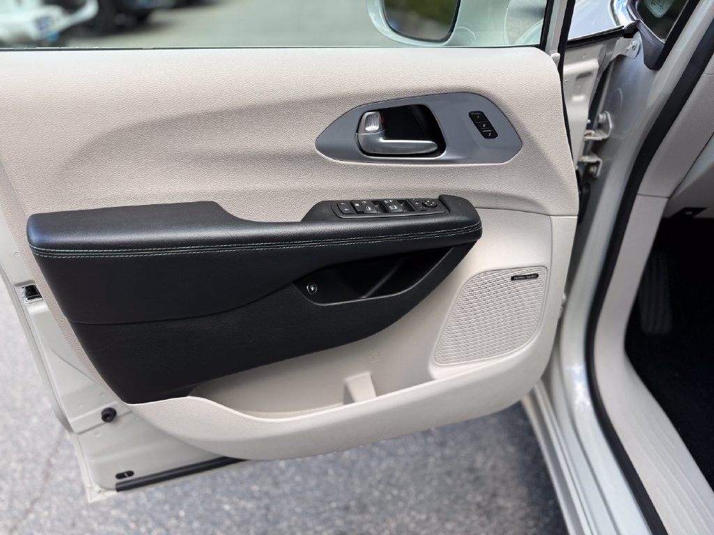 Used 2019 Chrysler Pacifica Limited w/ Advanced Safetytec Group FWD image 18