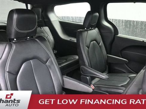 Used 2025 Chrysler Pacifica Select FWD image 11