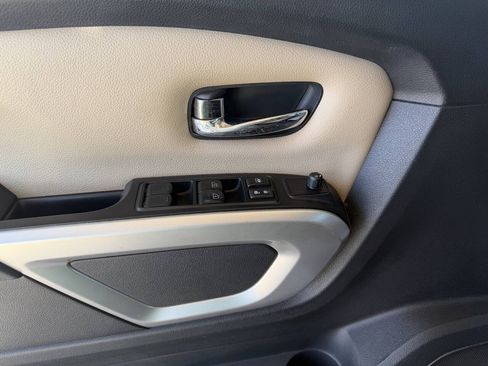Used 2017 Nissan Titan SV RWD image 11