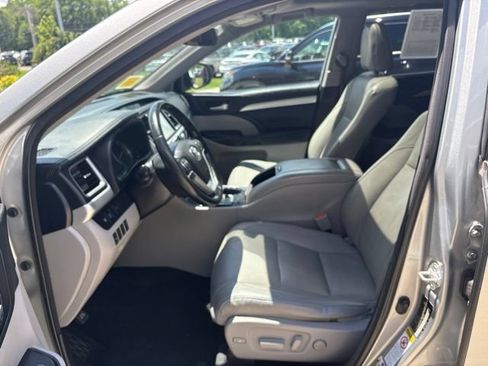 Used 2018 Toyota Highlander XLE AWD/4WD image 23
