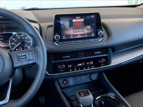 Used 2024 Nissan Rogue SV image 7