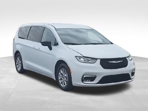 Used 2024 Chrysler Pacifica Touring-L FWD image 2