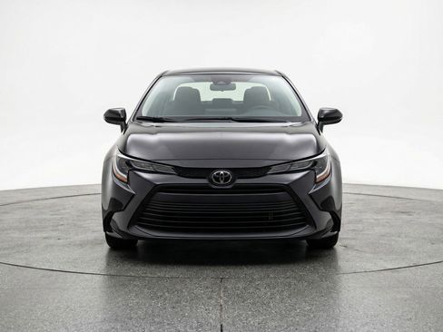 Used 2025 Toyota Corolla LE image 2